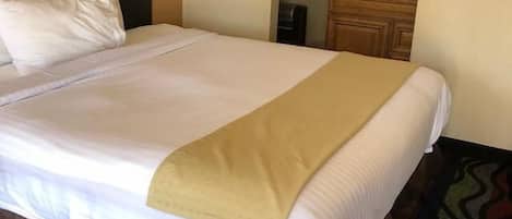 1 chambre, literie de qualité, bureau, fer et planche à repasser