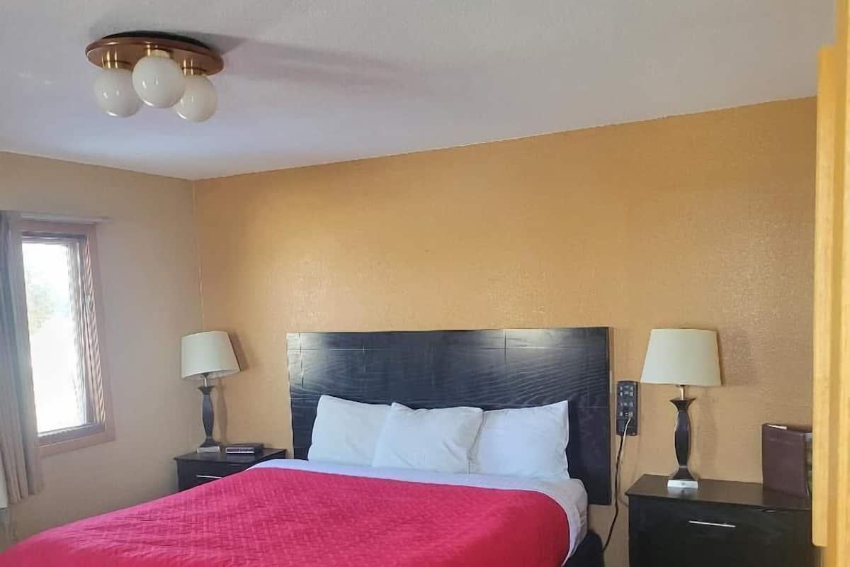 Suite, 1 King Bed | 1 bedroom, premium bedding, desk, iron/ironing board