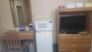 Meja kerja, setrika/meja setrika, dan gratis tempat tidur lipat/ekstra