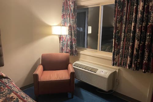 Een bureau, een strijkplank/strijkijzer, gratis babybedden