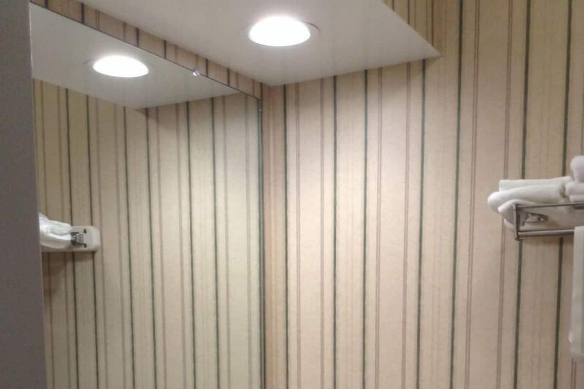Triple Room, Multiple Beds, Non Smoking | Bathroom | Shower, hair dryer, towels