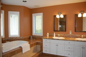 Lakeview | Bathroom