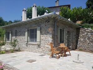 Grand Studio (with sofa - Anima Maris) | Terrace/patio - Amanita Guesthouse (Zagora-Mouresi)