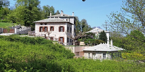 Front of property - Amanita Guesthouse (Zagora-Mouresi)