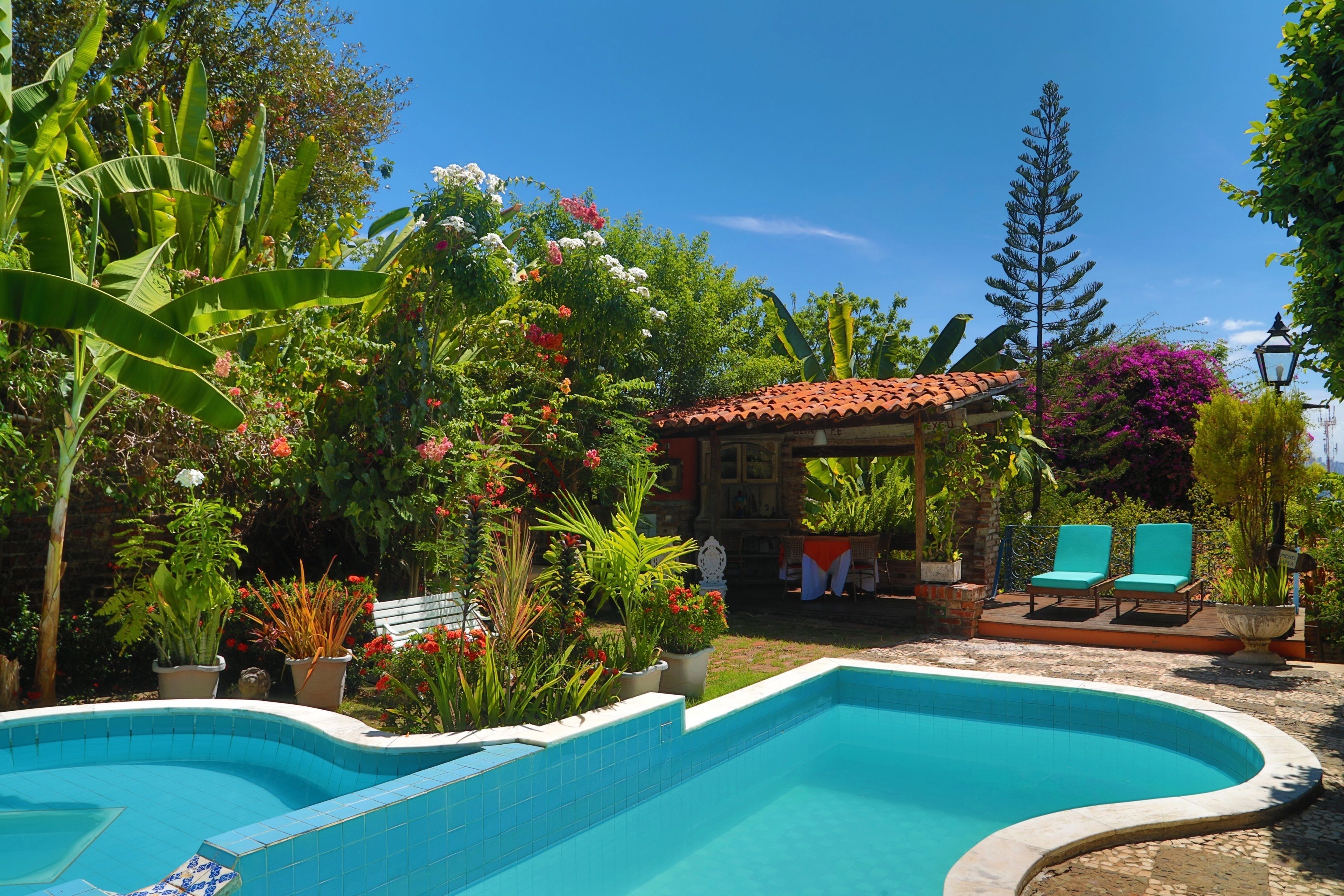 Una piscina al aire libre, tumbonas