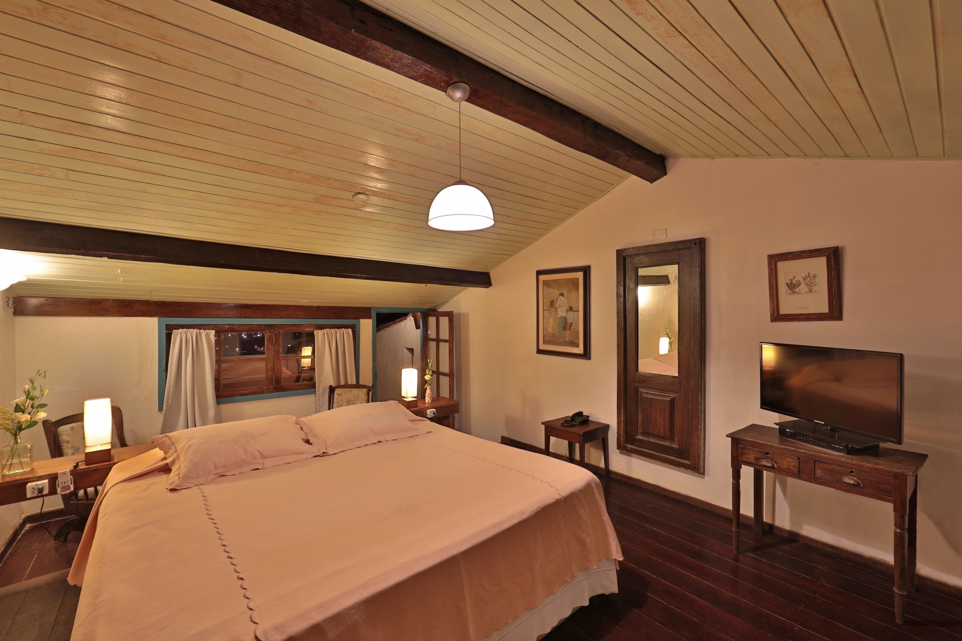 Minibar, in-room safe, individually decorated, individually furnished