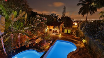 Una piscina al aire libre, tumbonas