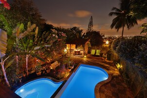 室外游泳池，日光浴躺椅