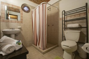 Tripla familiare | Bagno | Doccia, set di cortesia firmato, asciugacapelli, asciugamani