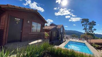 Cabaña tradicional, 1 cama matrimonial | 1 habitación, muebles diferentes, wifi gratis y ropa de cama