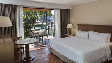 Tallelokero huoneessa, työpöytä, pimennysverhot, silitysrauta/-lauta