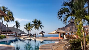 2 piscinas externas, funciona das 8h às 20h, guarda-sóis