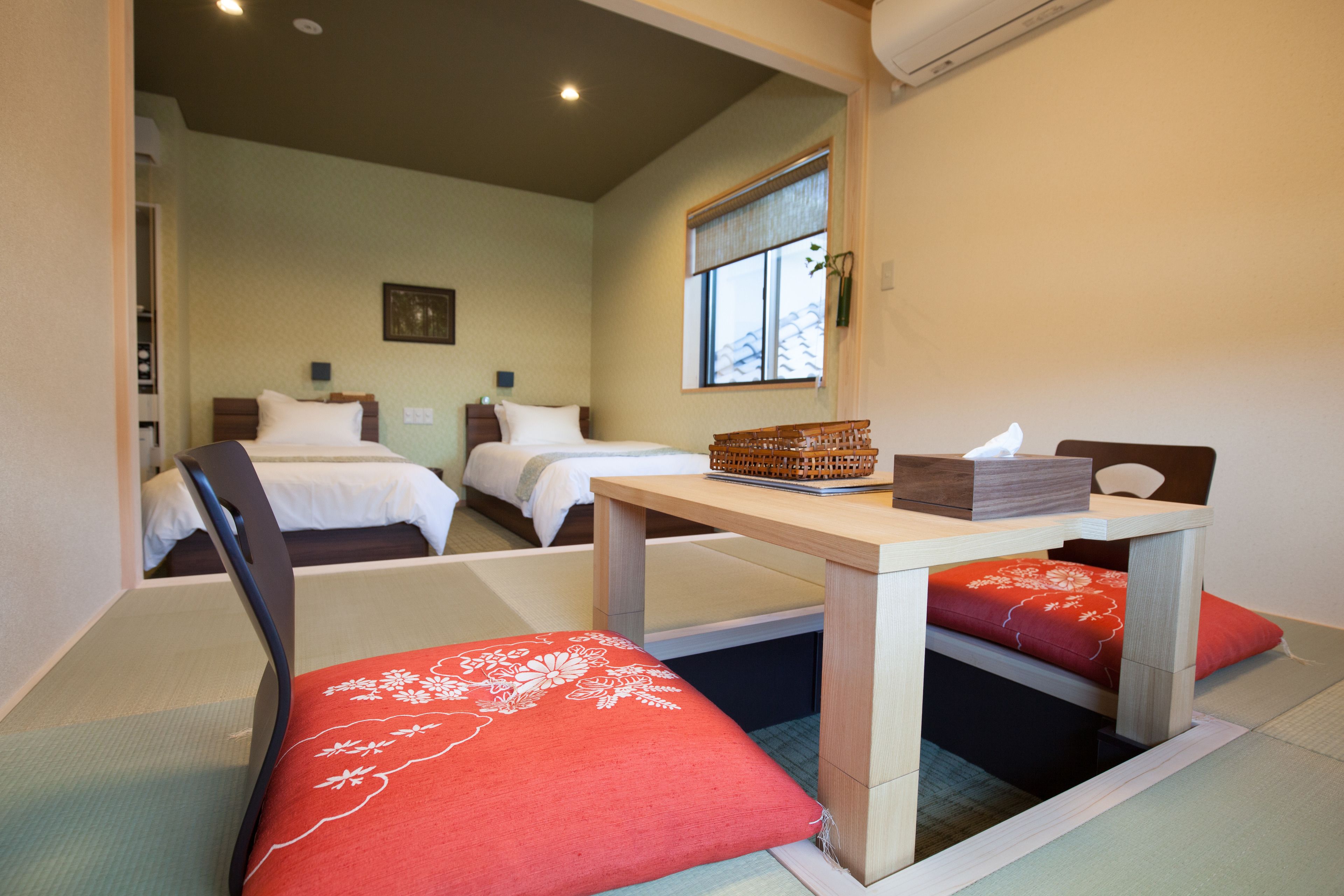 Caja fuerte, escritorio, cortinas opacas y sistema de insonorización