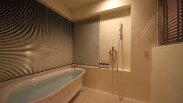 Camera doppia, non fumatori, vista oceano | Bagno | Vasca e doccia separate, vasca idromassaggio, set di cortesia gratuito