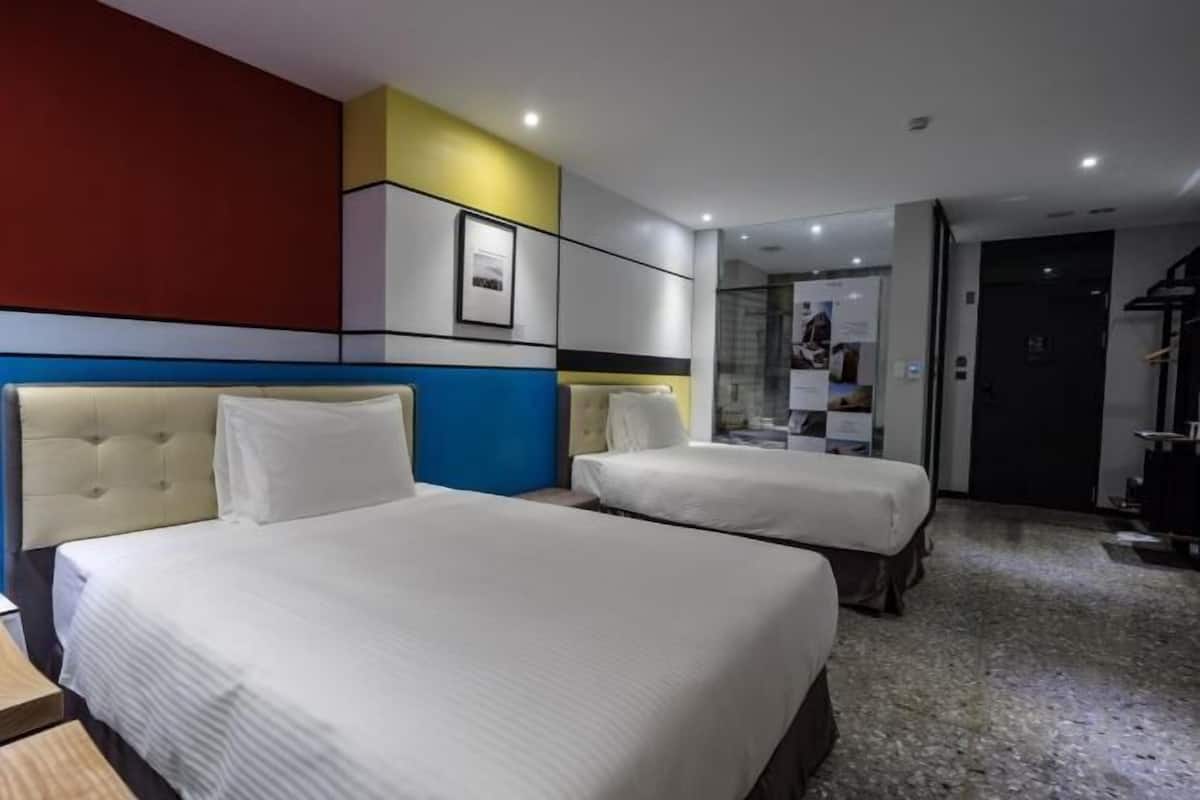 Een gratis minibar, een kluis op de kamer, individueel gedecoreerd