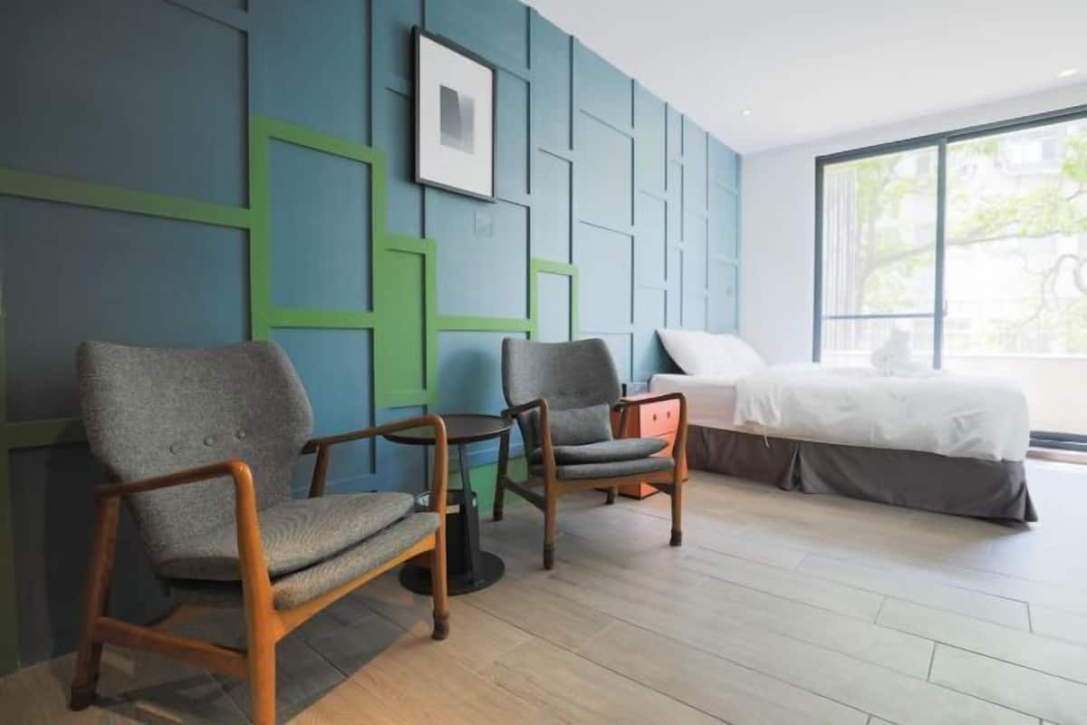 Een gratis minibar, een kluis op de kamer, individueel gedecoreerd