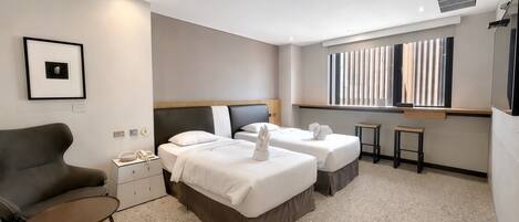 Deluxe Twin Room | In-room safe, desk, blackout curtains, soundproofing