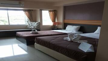 Family Room | Desk, rollaway beds, free WiFi