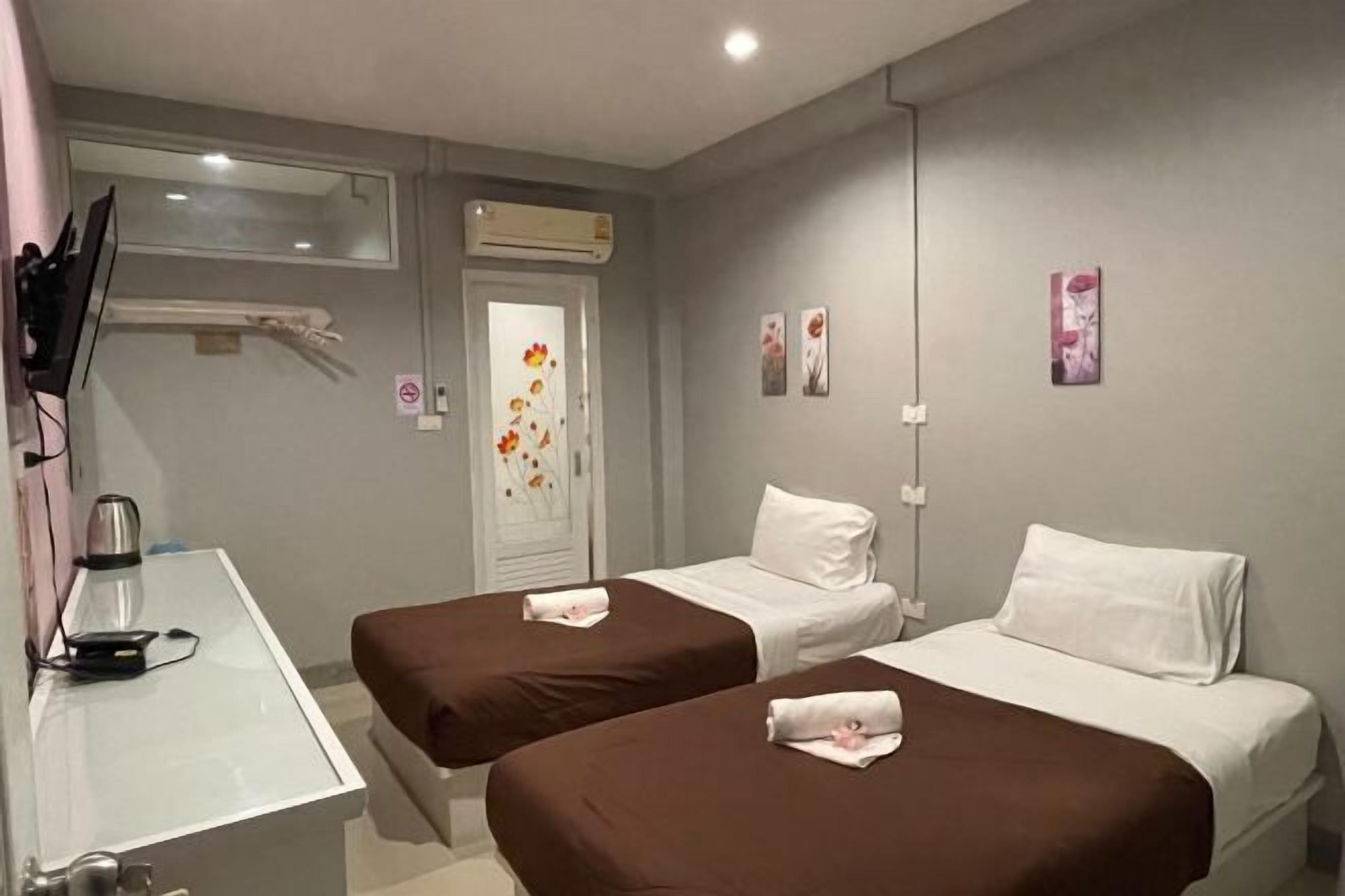 Desk, rollaway beds, free WiFi