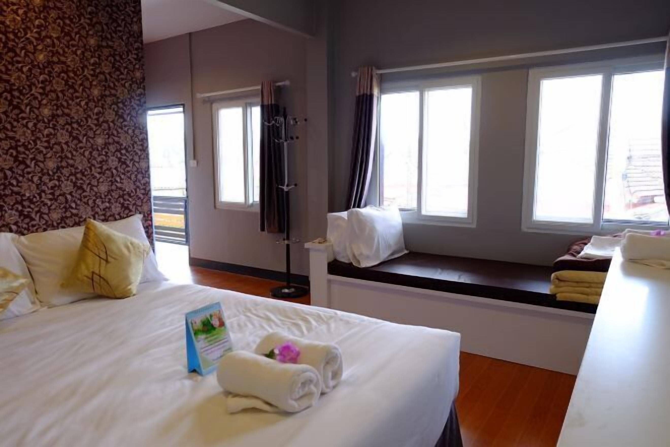 Desk, rollaway beds, free WiFi