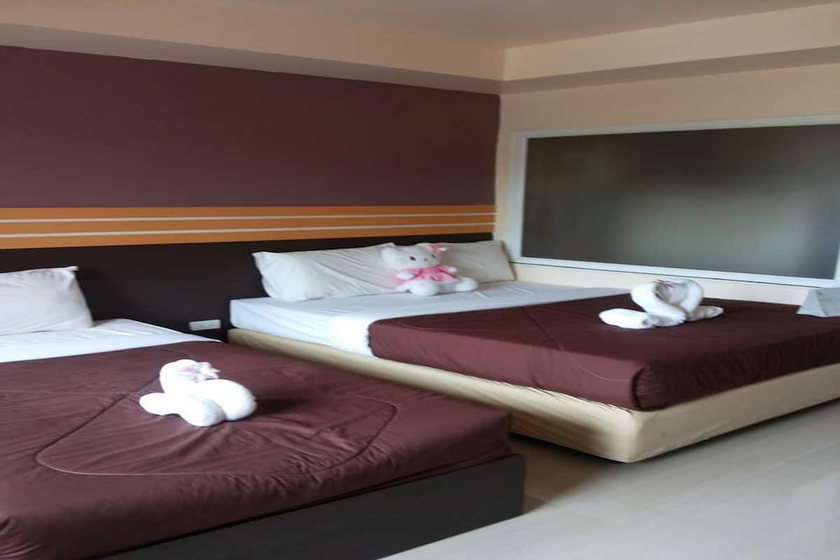 Family Room | Desk, rollaway beds, free WiFi