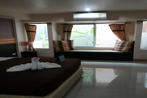 标准双人房 | 办公桌、折叠床/加床(额外收费)、免费 WiFi