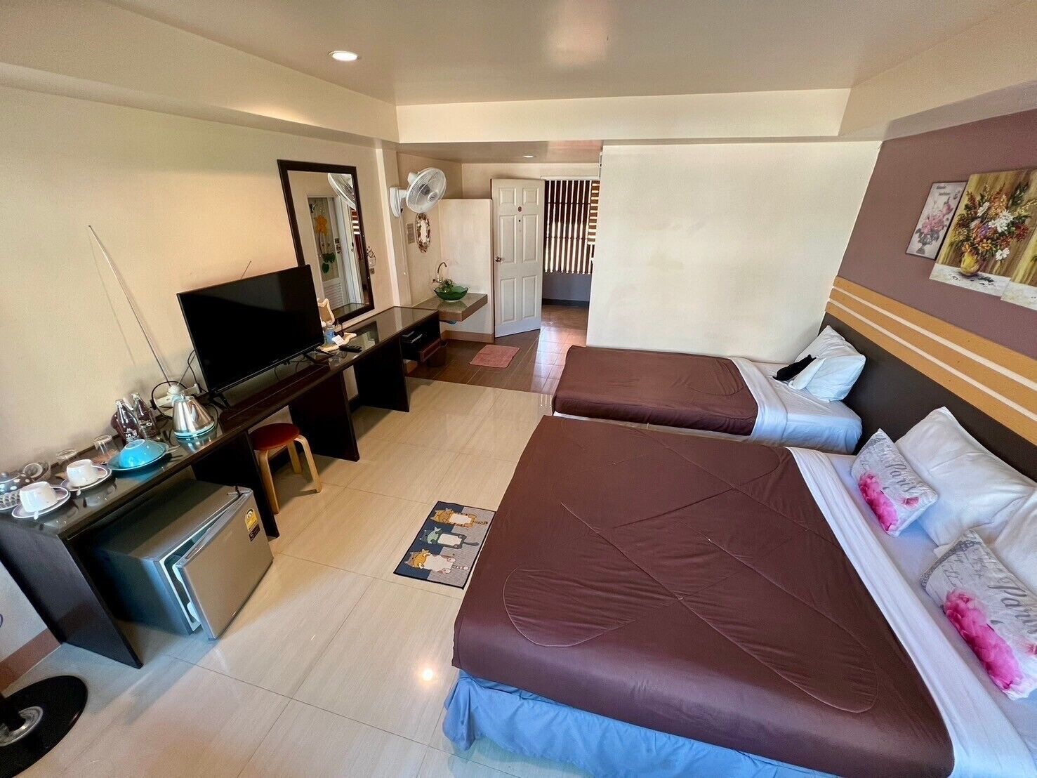 Family Room | Desk, free WiFi