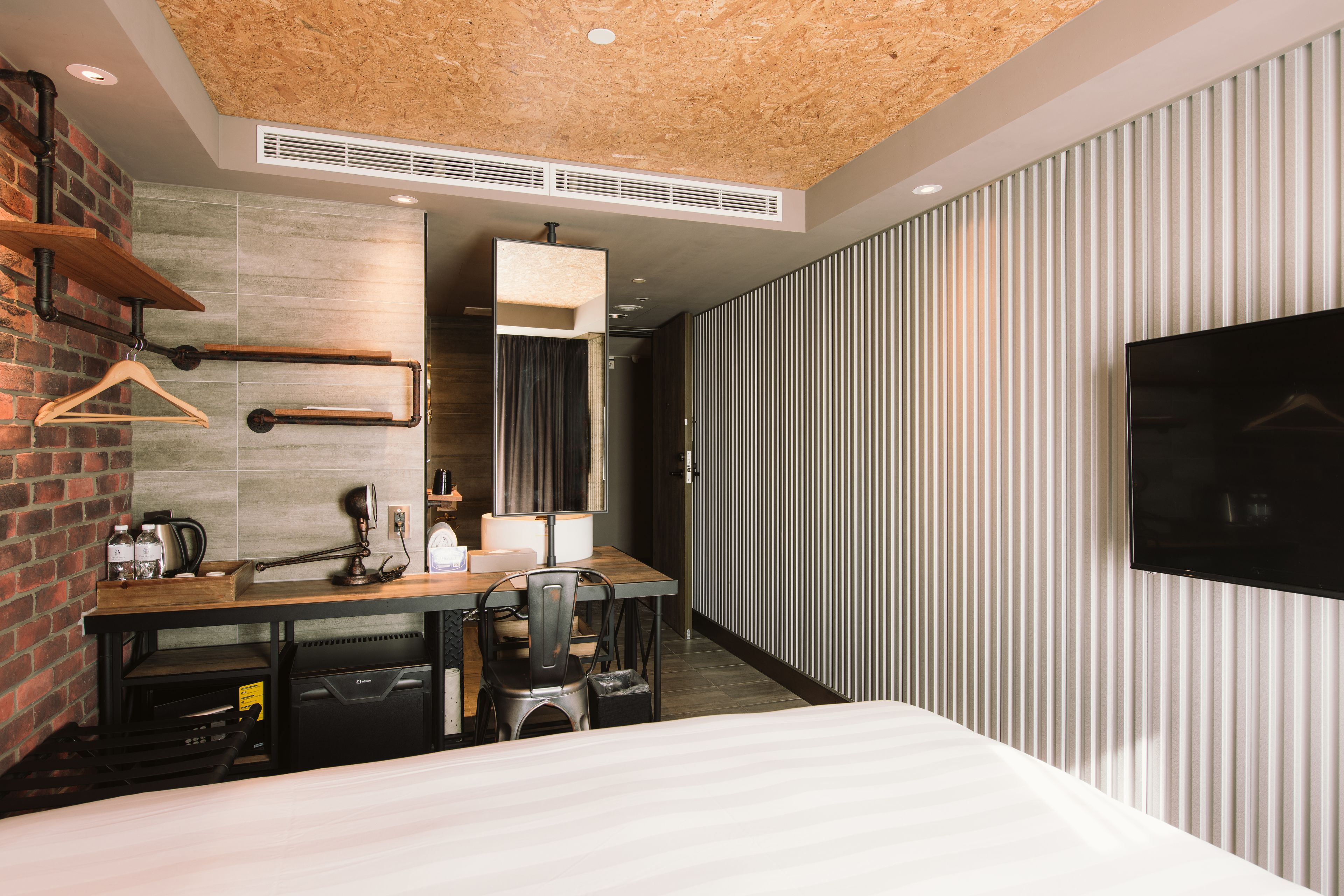 deluxe double room | in-room safe, desk, iron/ironing board, free wifi