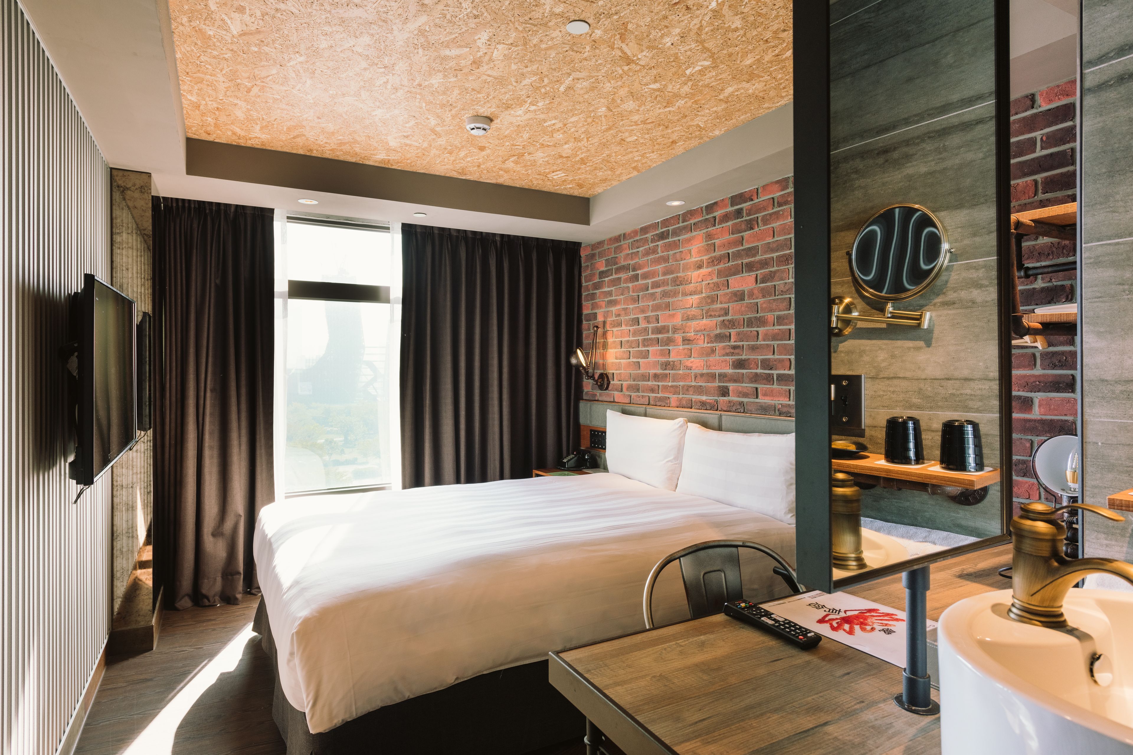 deluxe double room | in-room safe, desk, iron/ironing board, free wifi