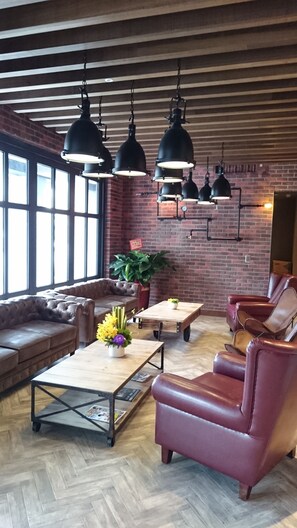 Sisään- ja uloskirjautumisautomaatti