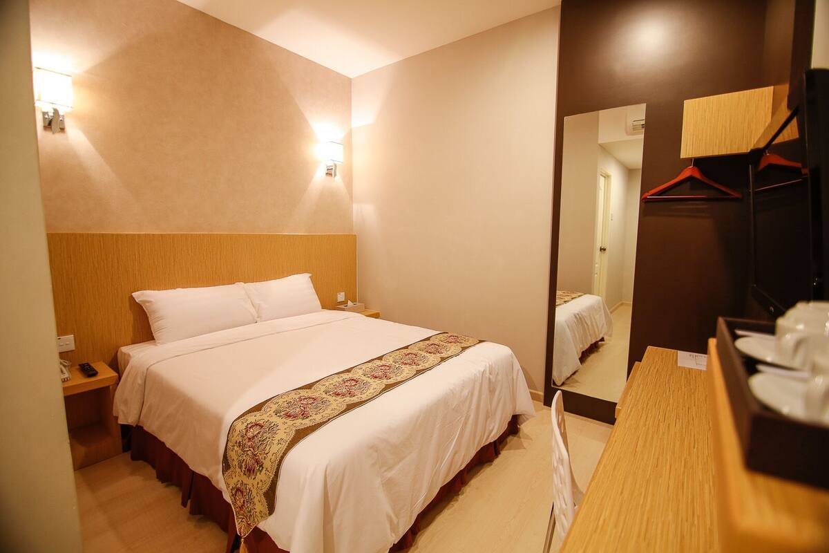 Habitación superior, 1 cama de matrimonio | Cortinas opacas, tabla de planchar con plancha, wifi gratis