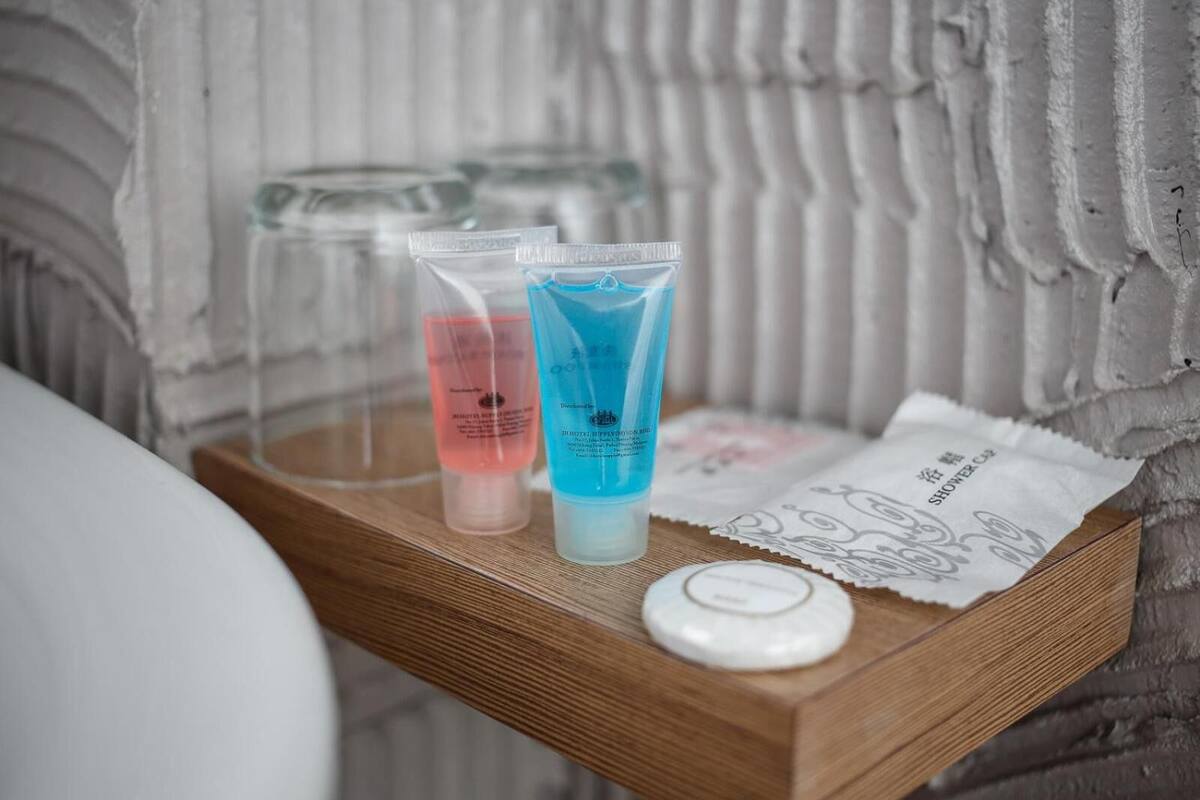 shower, free toiletries, towels