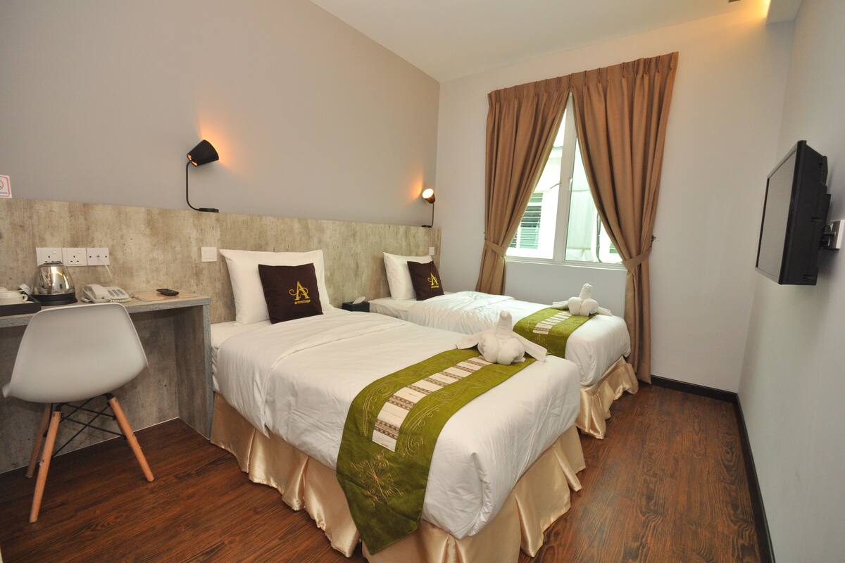 Habitación Deluxe con 2 camas individuales | Cortinas opacas, tabla de planchar con plancha, wifi gratis