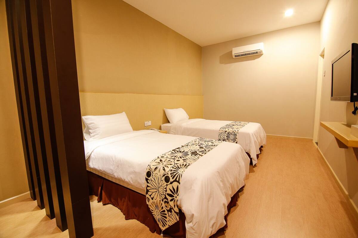 Habitación superior con 2 camas individuales | Cortinas opacas, tabla de planchar con plancha, wifi gratis