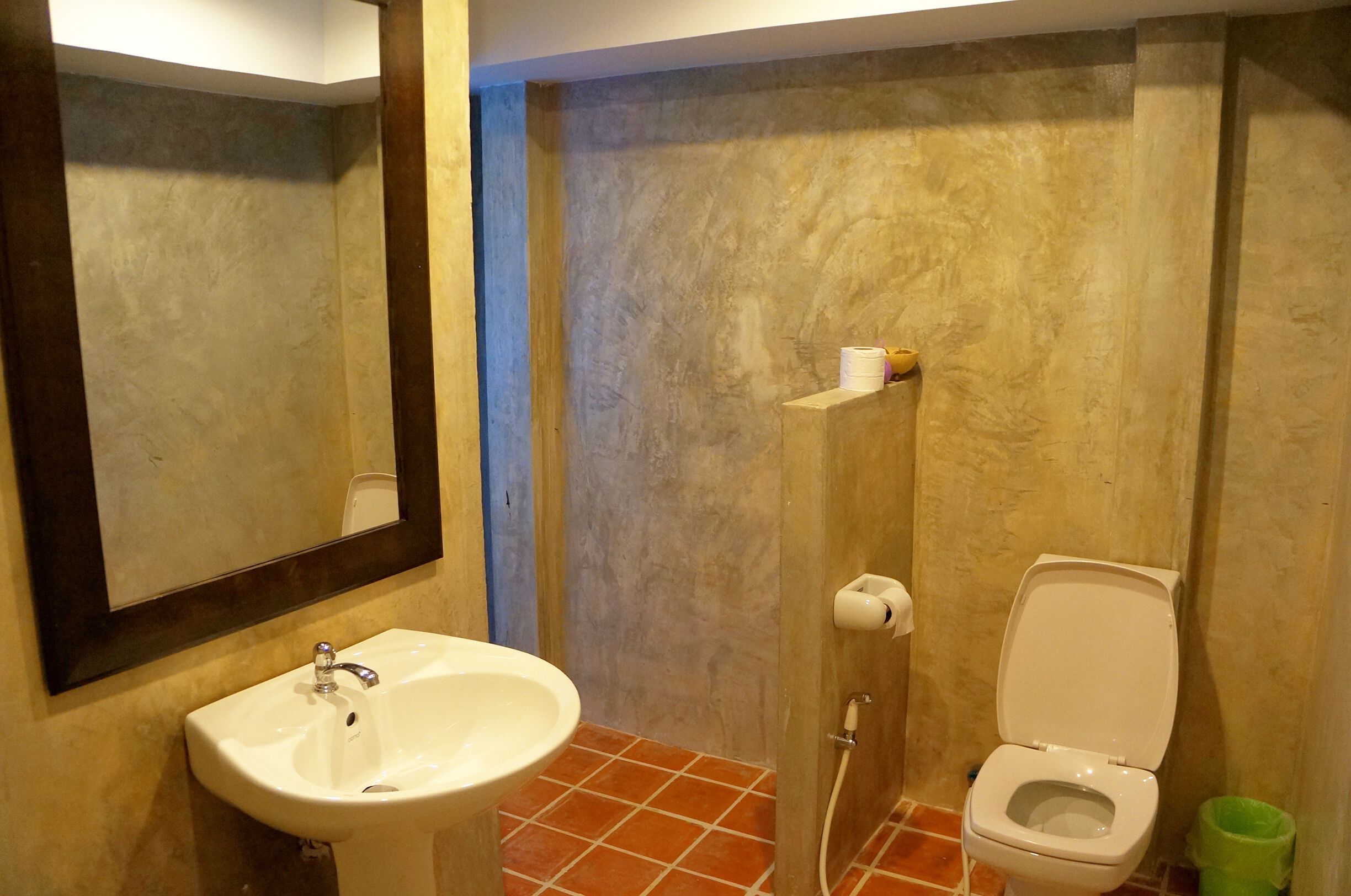 standard bungalow, 1 queen bed, non smoking, balcony | bathroom | free toiletries, towels