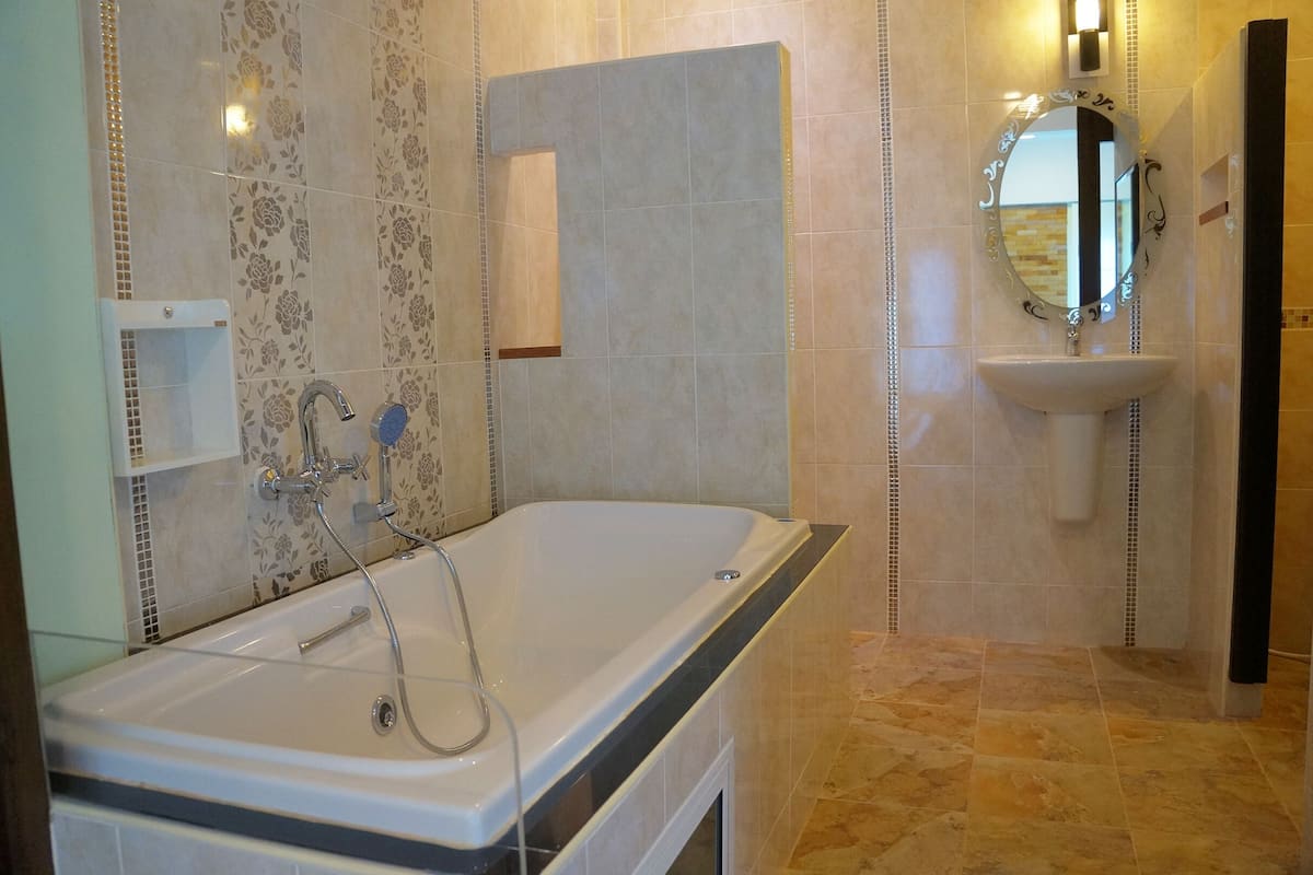 honeymoon suite, 1 king bed, non smoking, jetted tub | bathroom | free toiletries, towels