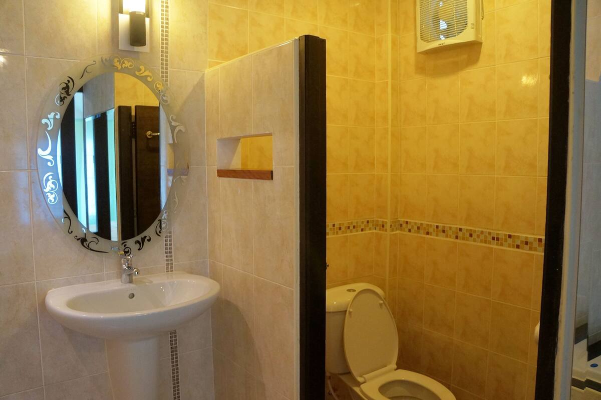 honeymoon suite, 1 king bed, non smoking, jetted tub | bathroom | free toiletries, towels