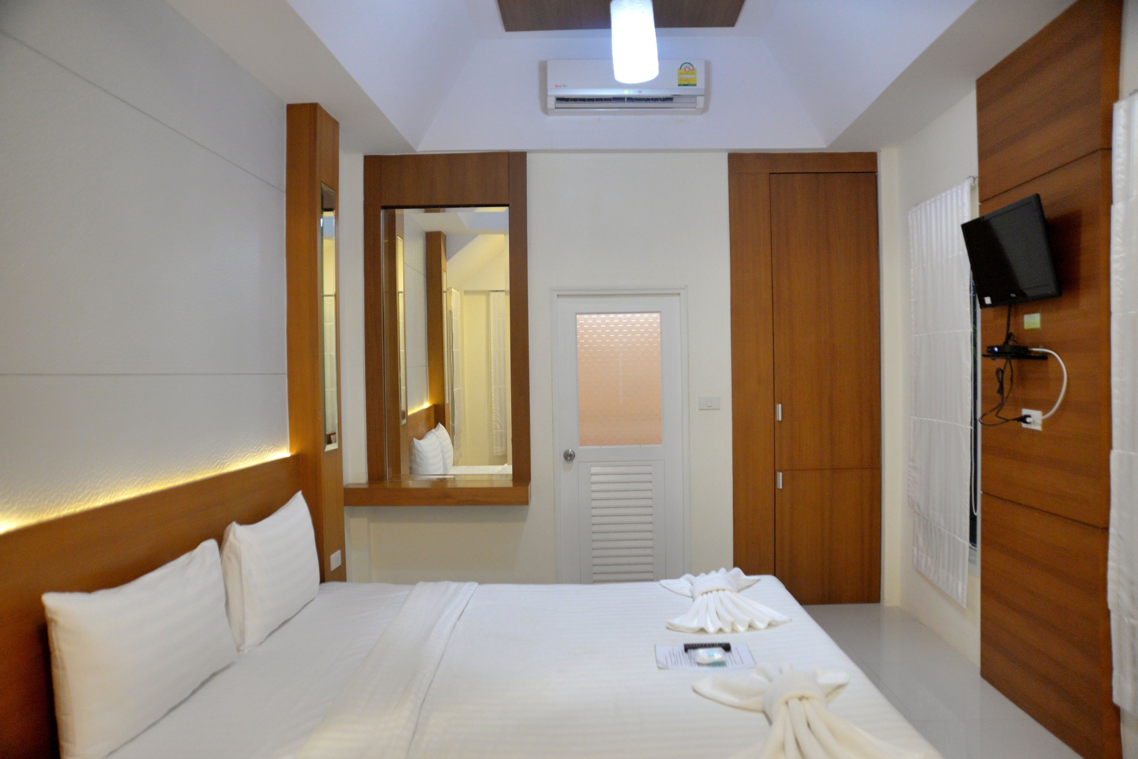 standard villa, 1 king bed, non smoking, ensuite | desk, free wifi, wheelchair access