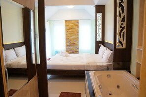 Honeymoon Suite, 1 King Bed, Non Smoking, Jetted Tub | Desk, free WiFi, wheelchair access - Chanpraya Resort (Chanthaburi)