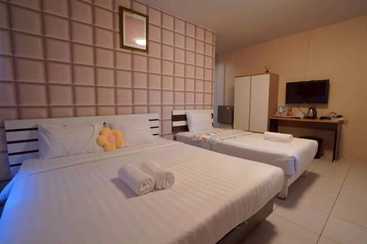 Minibar, desk, free WiFi