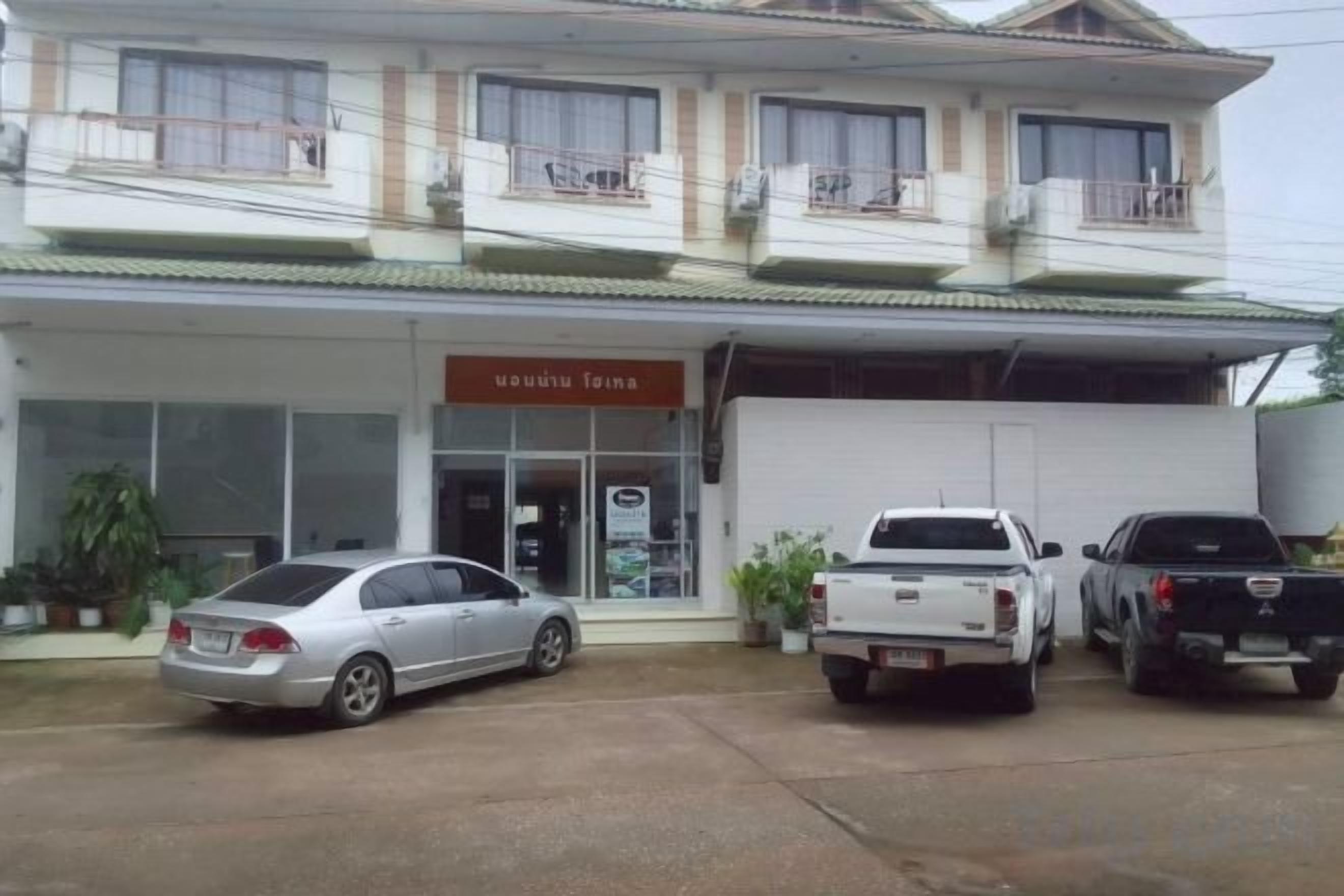 A building with a sign reading 'Hotel Foin'. There are two cars parked in front.