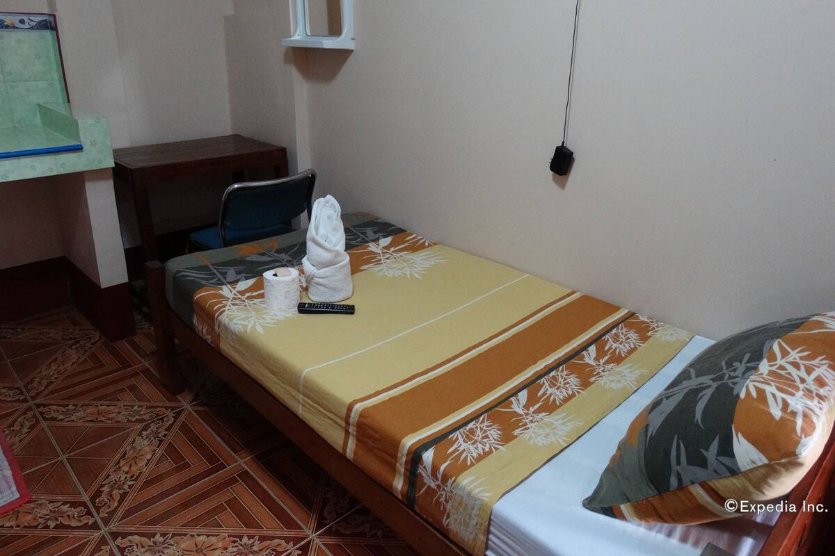 Standard Room, 3 Bedrooms | Desk, free WiFi