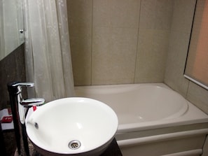 Habitación estándar con 1 cama matrimonial o 2 individuales, baño privado | Baño | Regadera, regadera tipo lluvia, amenidades de baño gratuitas, toallas