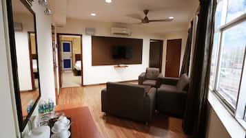 Suite familiar, 2 habitaciones | Área de sala de estar | Televisión de pantalla plana de 37 pulgadas con canales por cable