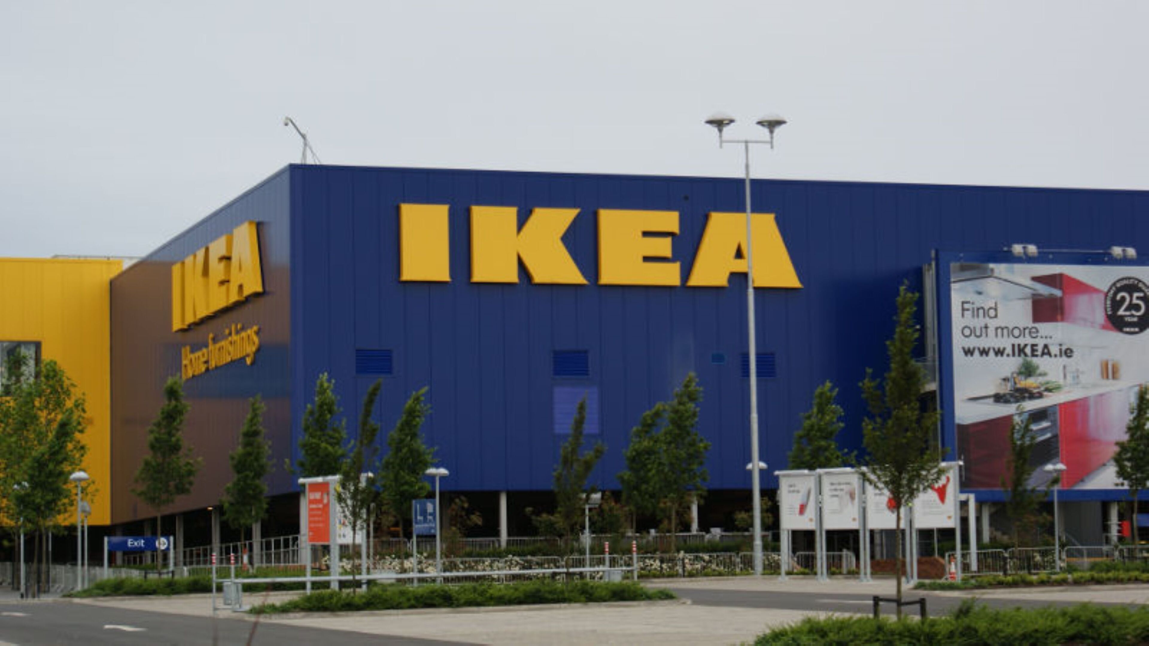 Un edificio grande, azul y amarillo con el logotipo de IKEA y una dirección web.