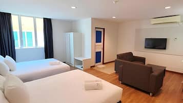 Superior Room (With Sofa) | Meja, langsir/tirai gelap terus, seterika/papan seterika, Wi-fi percuma