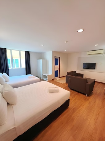 Escritorio, cortinas blackout y tabla de planchar con plancha