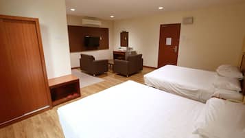 Superior Room (With Sofa) | Meja, langsir/tirai gelap terus, seterika/papan seterika, Wi-fi percuma