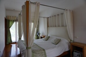 Pillowtop beds, minibar, in-room safe, desk - Ban Rim Nam Riverside Resort (Nan)