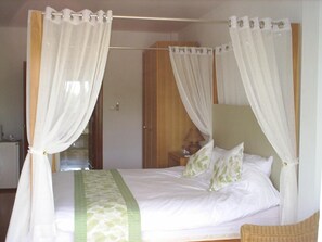 Pillowtop beds, minibar, in-room safe, desk - Ban Rim Nam Riverside Resort (Nan)